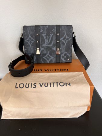 eine Louis Vuitton Trunk Messenger Tasche aus Monogram Paste