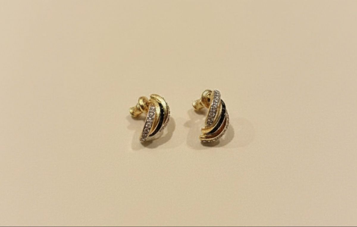 Orecchini pendenti & Orecchini a lobo: Elegant Gold Tone Earrings- one black stone missing – Usato da Saland venduto da ele_vc96 1