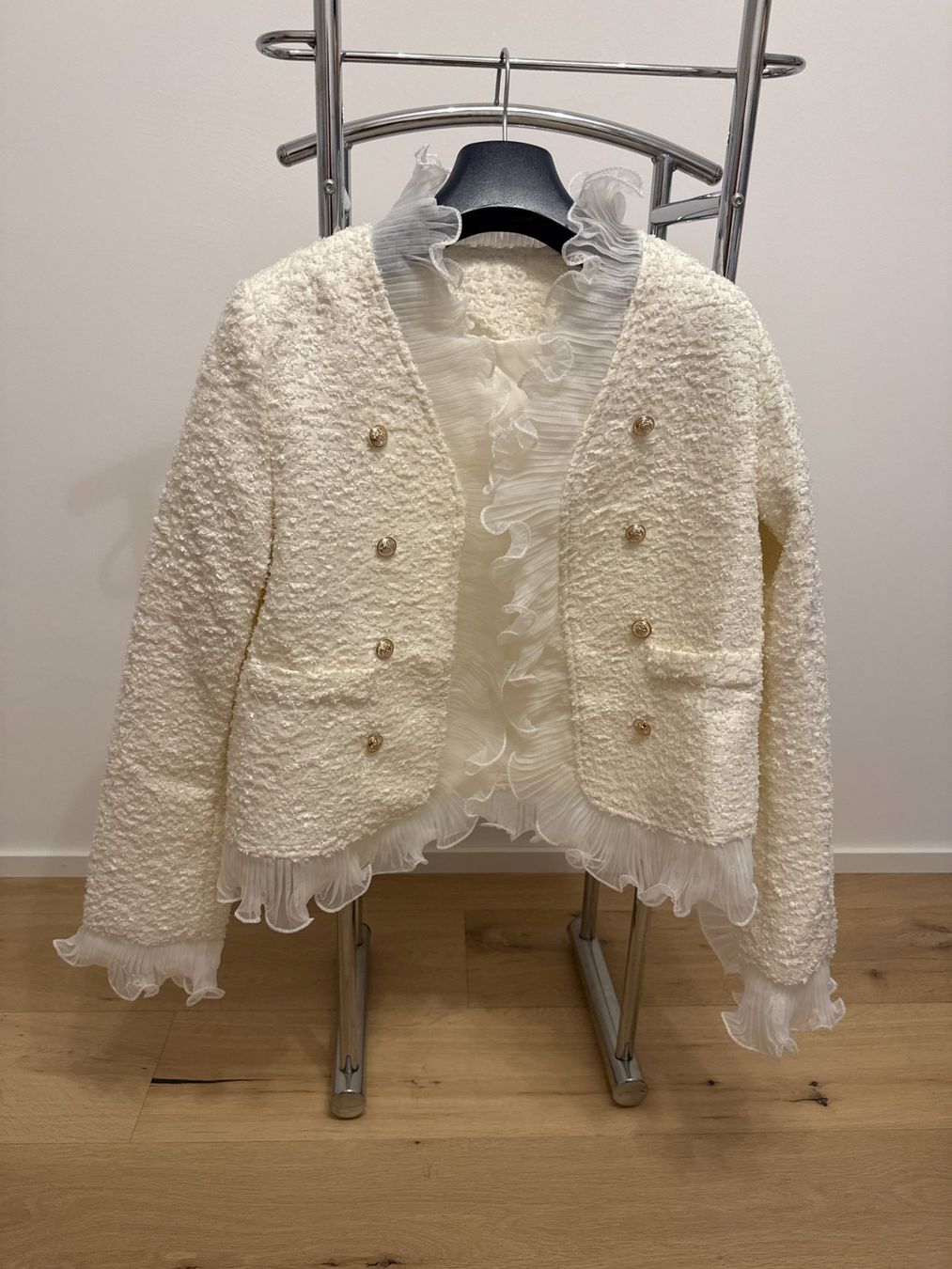 Giacche: Weisse Bouclé-Jacke mit Rüschen – Nuovo (secondo la descrizione) da Fällanden venduto da ala_k7vk