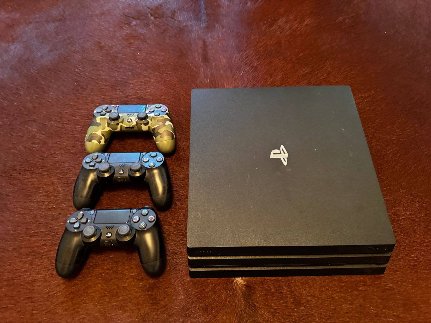 Sony Console: PS4 1TB + 3 Controller + 4 Spiele – Usato da Oberentfelden venduto da Zimen 2