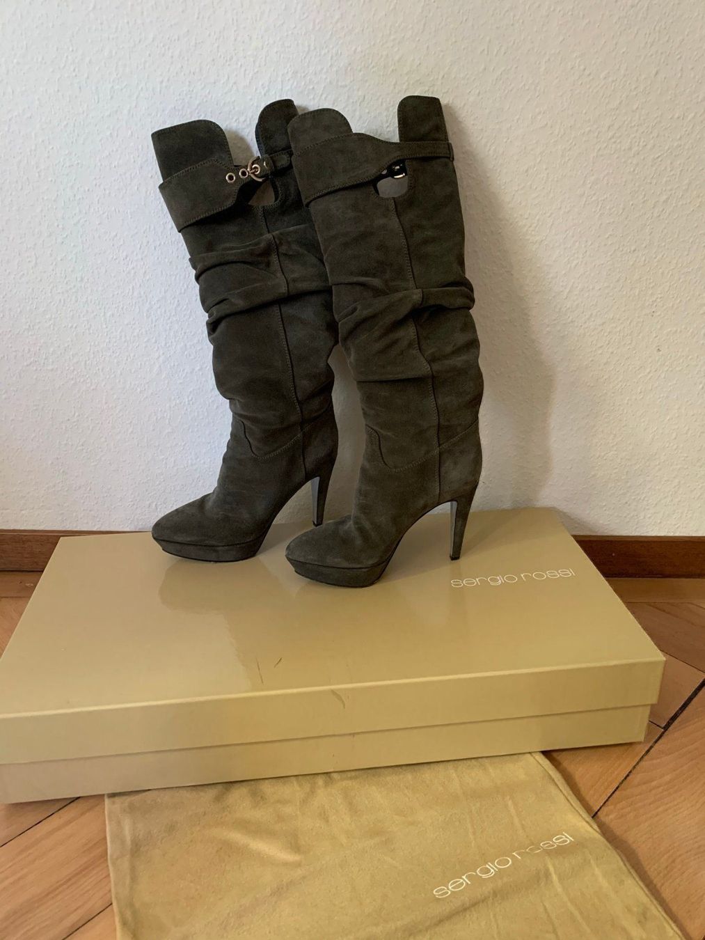Sergio Rossi Scarpe da donna: SERGIO ROSSI Wildleder Stiefel NP 1100.- – Usato da Zürich venduto da Diazaio