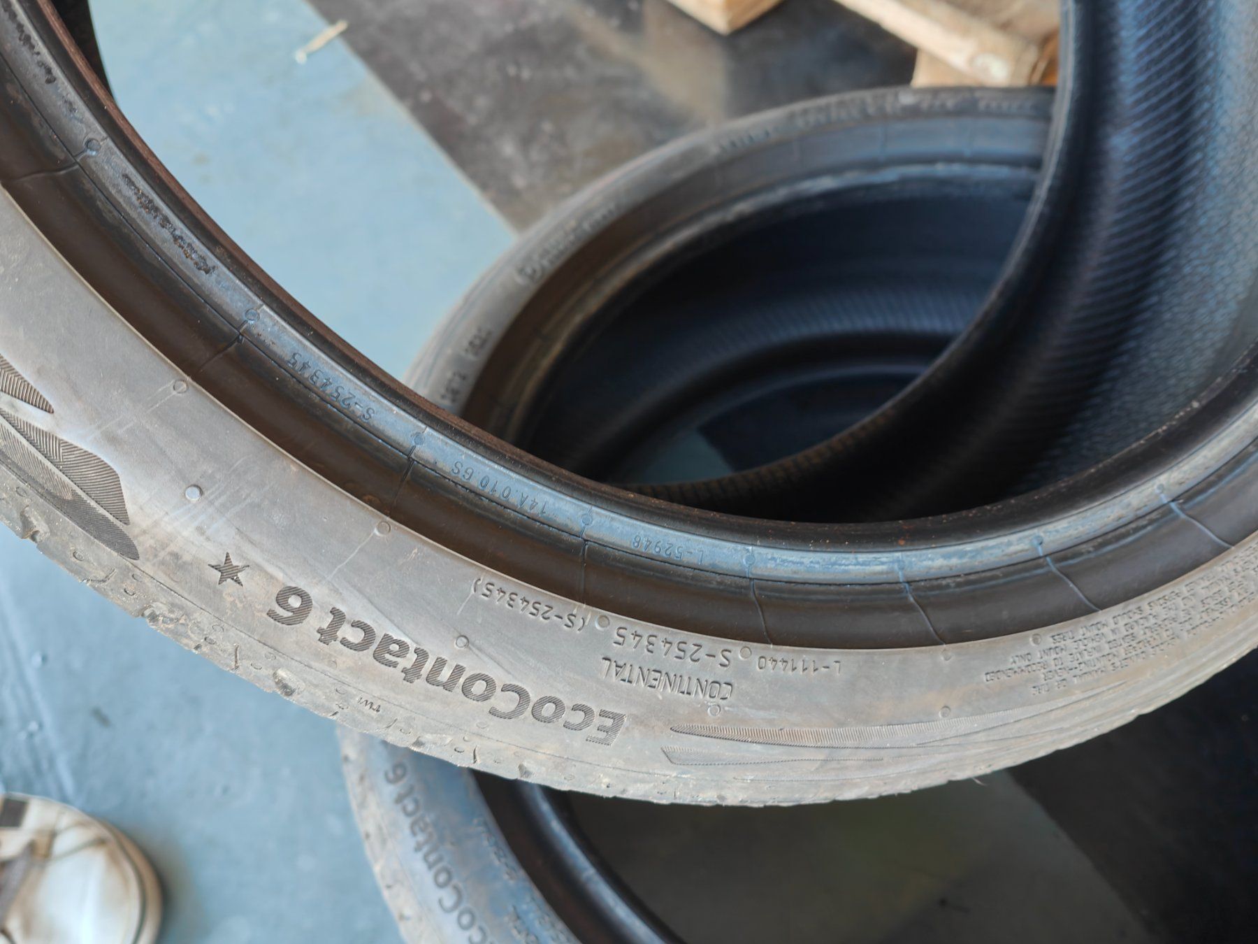 Continental Pneus & Kompletträder: 225/40 R18 Sommerreifen – Gebraucht aus Oberengstringen von Reifen-Lagerverkauf 2