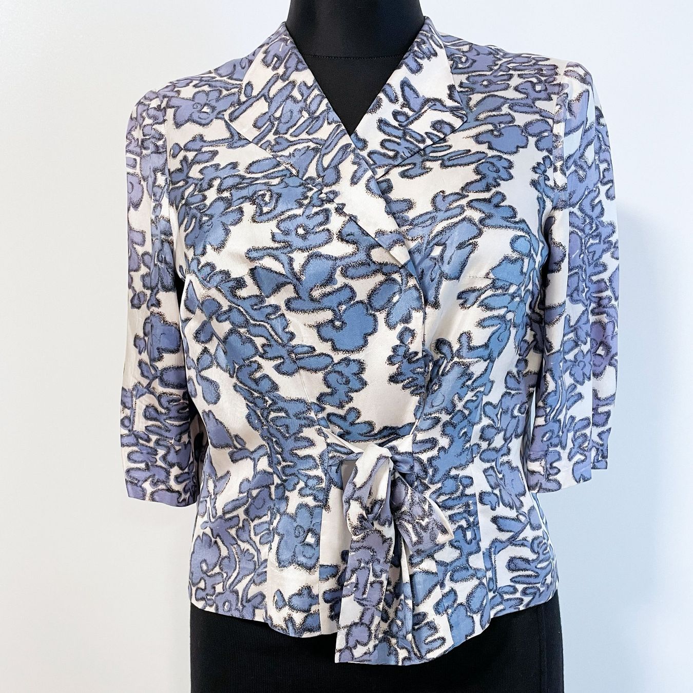Camicette: Bluse Seide blau-weiss Wrap Bluse VINTAGE 1950s – Usato da Brüttisellen venduto da Buxus