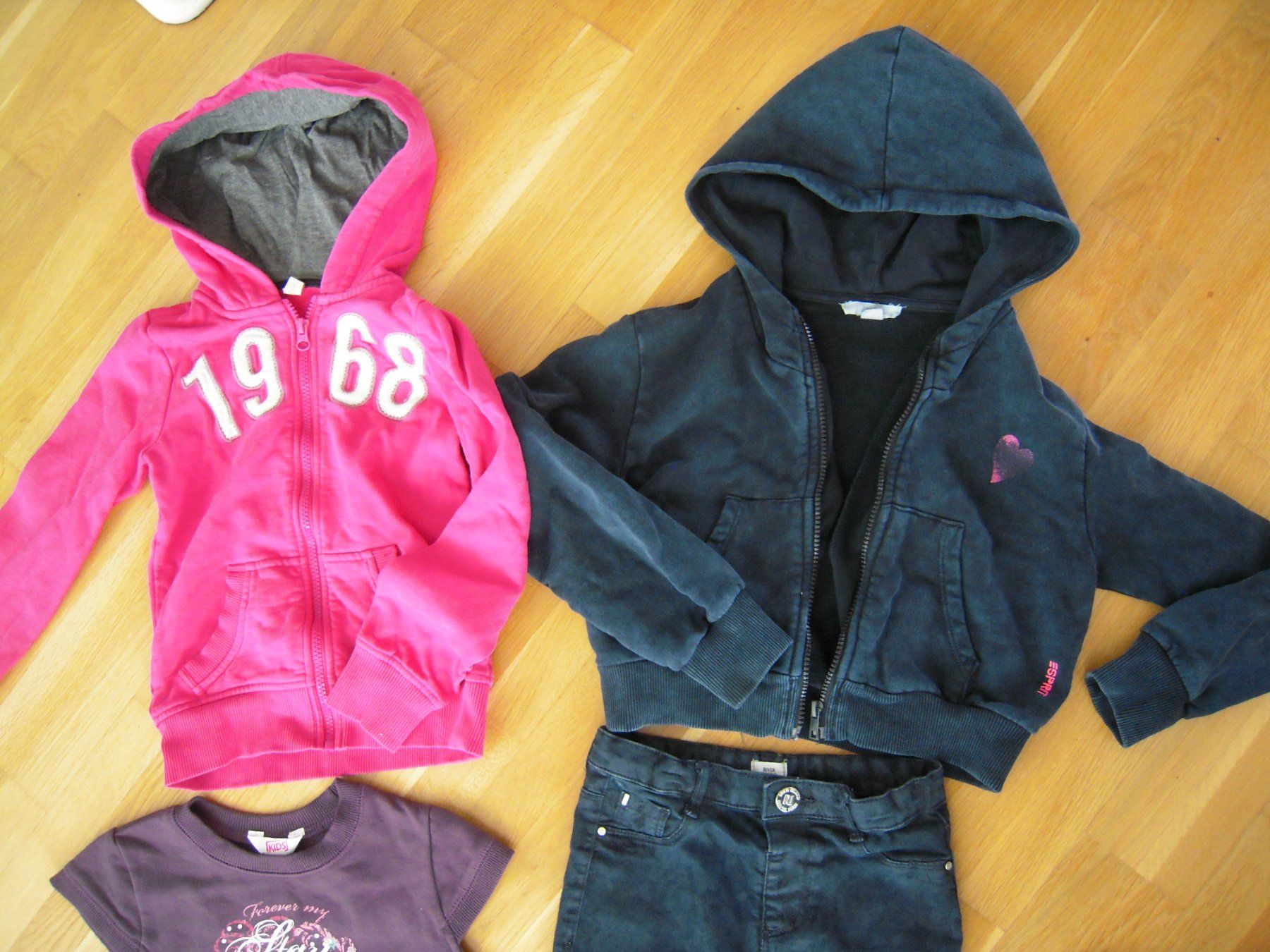 Maglioni & Felpe: 2 Sweatjacken (Esprit), Röckli + Hose Gr 128 – Usato da Uzwil venduto da visions77 3