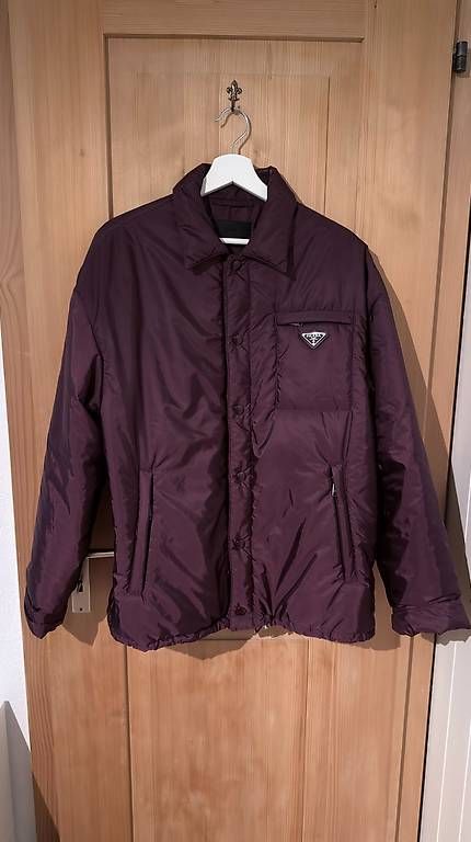 Prada Giacche: Prada Giubbotto Re-Nylon Piuma Bordeaux Gr. M – Usato da Laupen ZH venduto da ale2k7