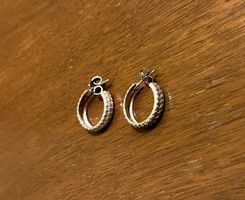 Boucles d’oreille ronde en argent décorées avec des étoiles