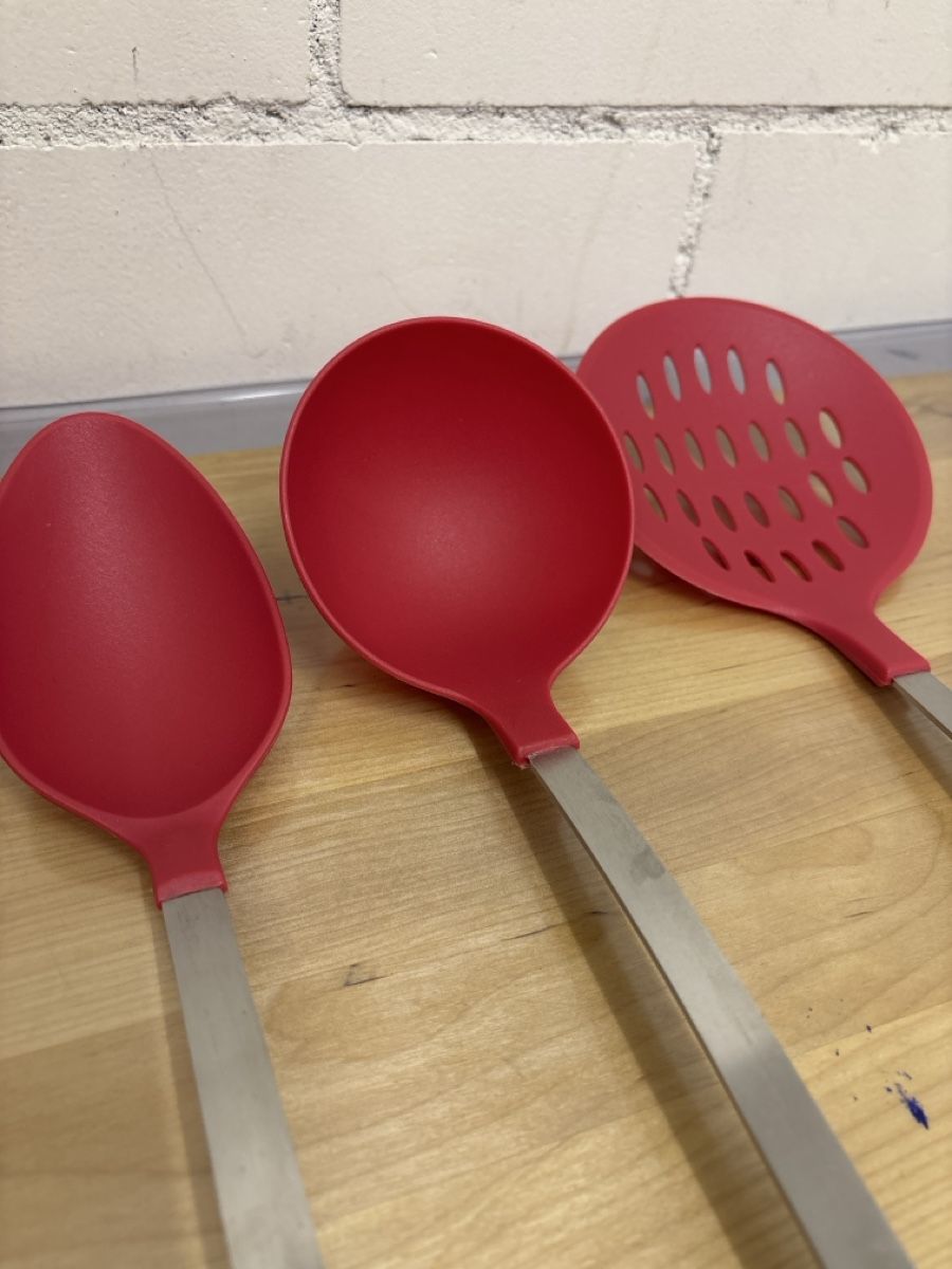 Cucchiai: Rote Küchenhelfer, 3er Set: Schöpflöffel, Löffel, Sieblöffel – Usato da Adliswil venduto da ninotschka7 2