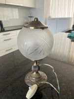 Vintage Tischlampe / Nachttischleuchte – Messing & mattierte