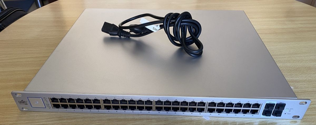 Ubiquiti Hub & Switch: Ubiquiti UniFi switch POE 48 ports – Usato da Genolier venduto da Sebwirz