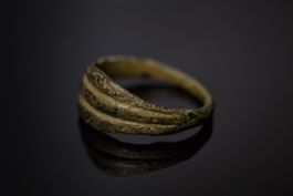 Mittelalterlicher Bronze-Fingerring mit Rillenverzierung