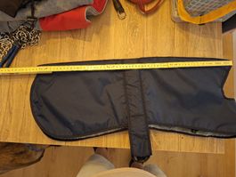 Hundemantel blau gefüttert mit Pfotenmuster 60 cm lang