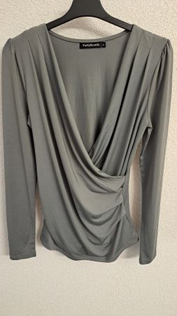 Shirt mit Ausschnitt grau Gr. M (Patty Boutik)