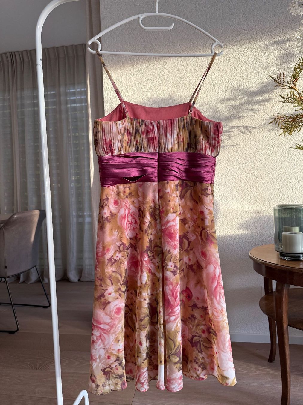 Vestiti: Cocktail Kleid Gr. 42 mit Blumenmuster – Usato da Männedorf venduto da Vechat 1