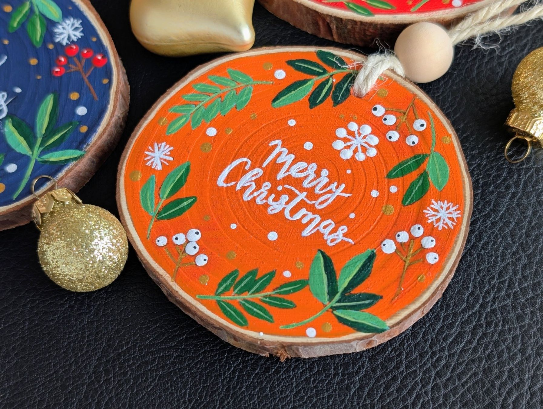 Alle Dekorationen: Handmade Wood Slice Christmas Ornaments – Neu und originalverpackt aus Winterthur von LaVieColor 2