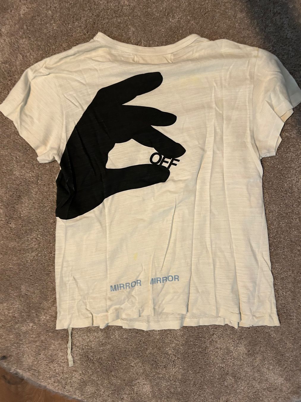 Off-White T-Shirts: Off White Mirror Mirror T-Shirt mit Kurkuma Flecken – Gebraucht aus Zürich von Manfred.Z