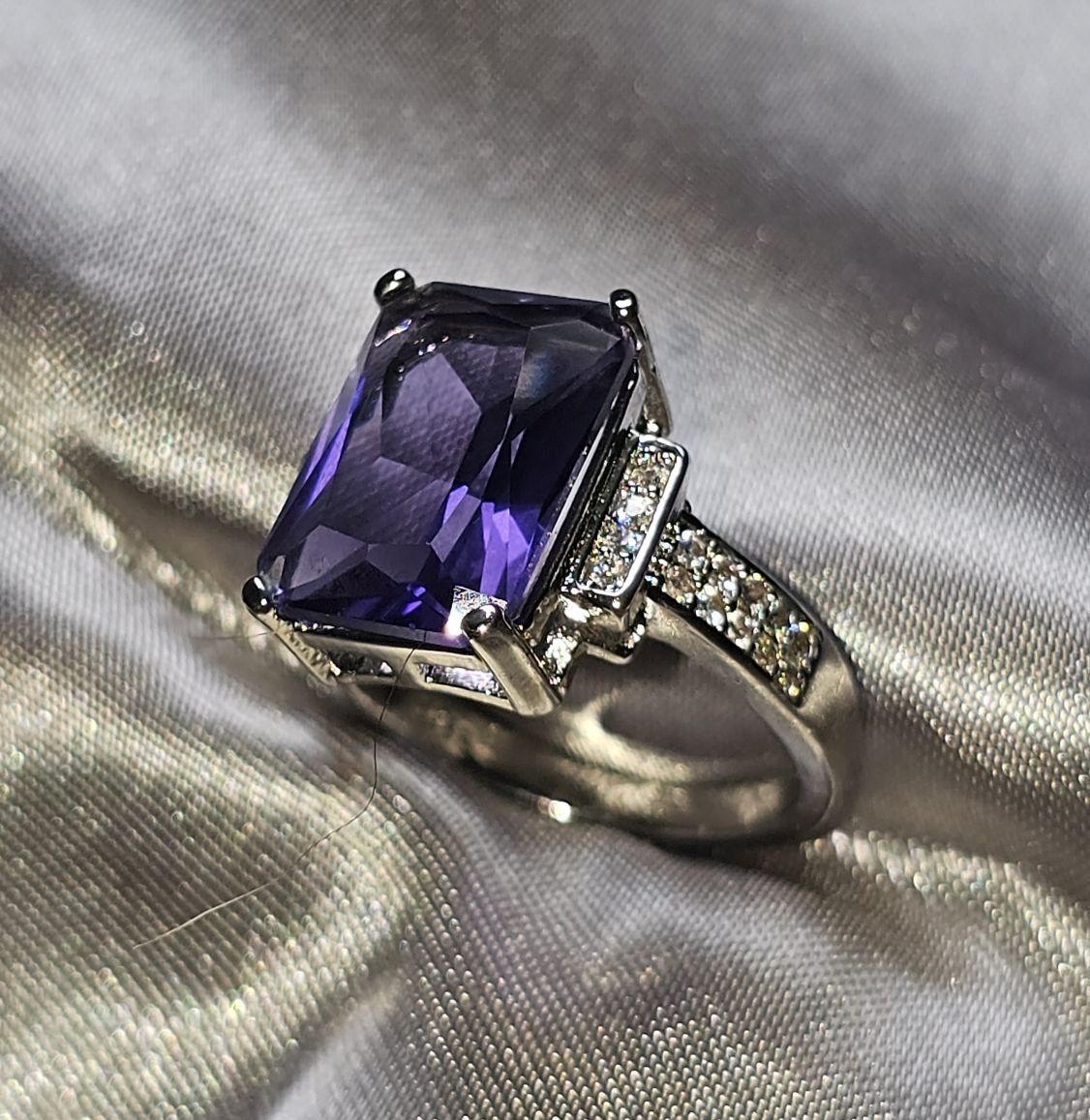 Ringe: Klassischer Ring Amethystglanz, 925 versilbert, Gr. 8 – Neu (gemäss Beschreibung) aus Grenchen von maretop