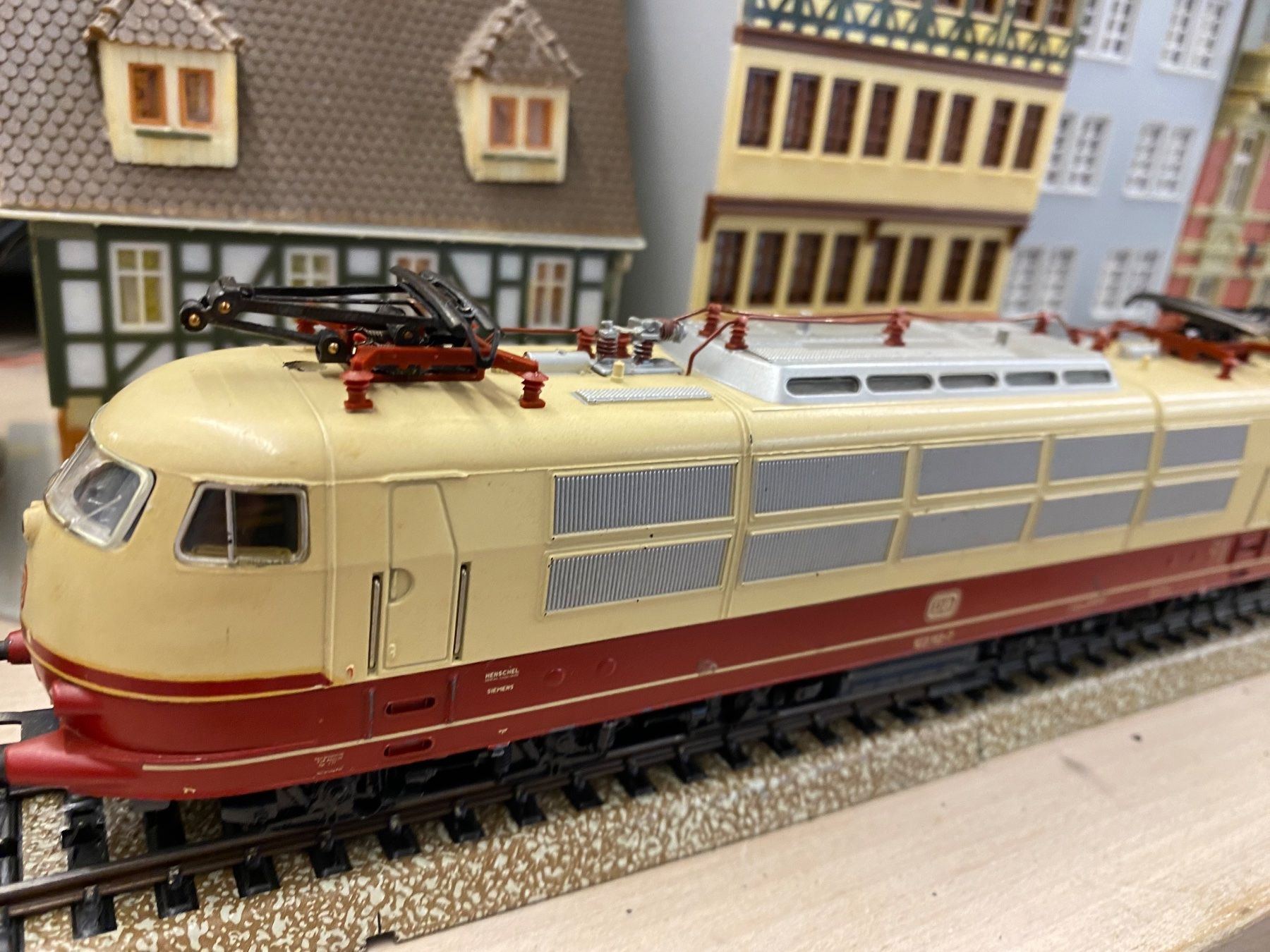 Märklin Modelleisenbahnen: Märklin 3357 DB BR 103 TEE Zug – Gebraucht aus Lupsingen von New-Haven 1