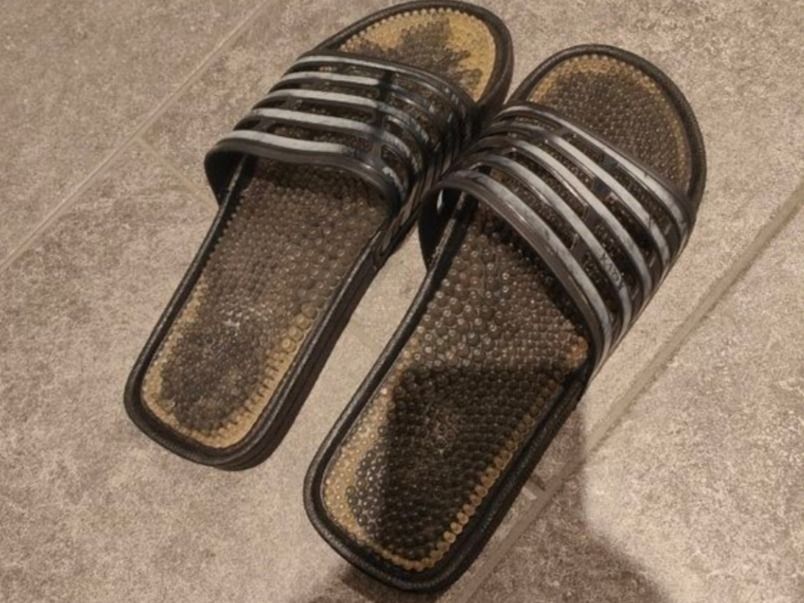 Scarpe da uomo: Hausschuhe mit Massagenoppen – Usato da Birmensdorf ZH venduto da LucaToni02