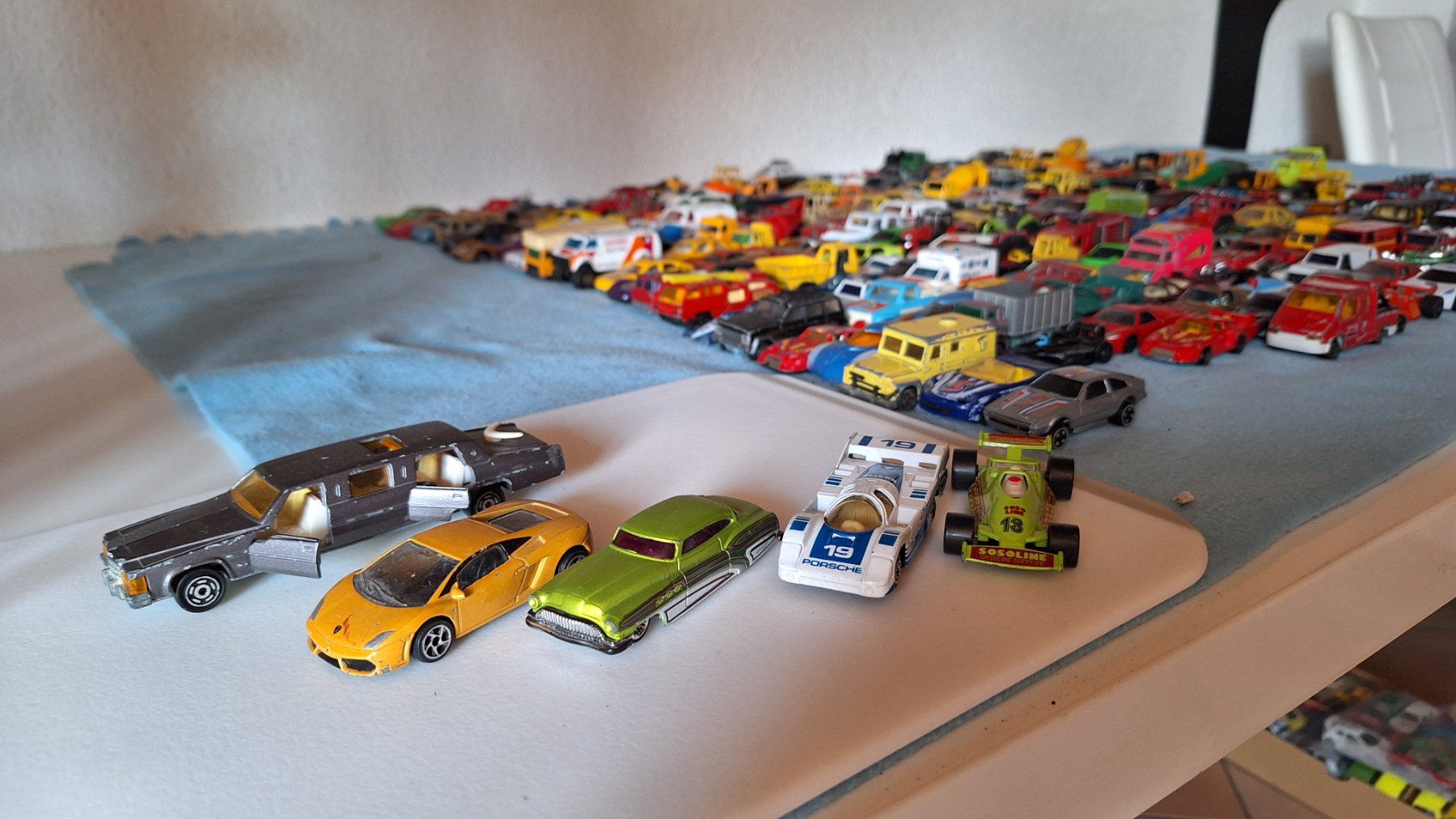 Jouets: Über 200 Spielzeugautos – D'occasion à Wilchingen par 80x120 8