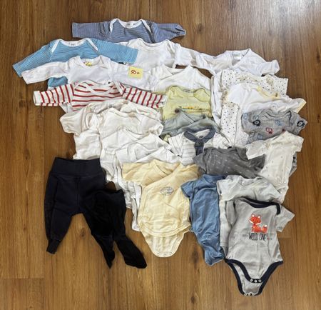 Babybodies Grösse 50 sowie eine Hose und eine Strumpfhose