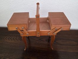 Antike Nähkiste / Schmuckkiste aus Holz mit Füssen!