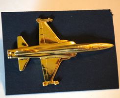 Pin Kampfflugzeug  Goldig 5,8 cm