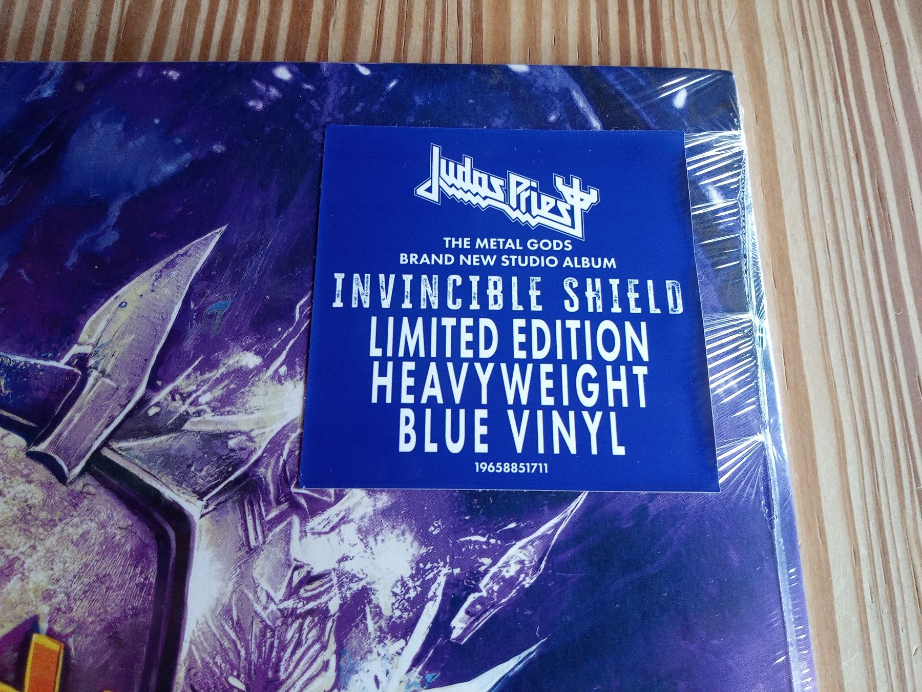 Dischi in vinile: Judas Priest-Invincible Shield 12'' Blue Vinyl LP Limited – Nuovo e nell'imballaggio originale da Brienz BE venduto da INTERNALFIRE 2
