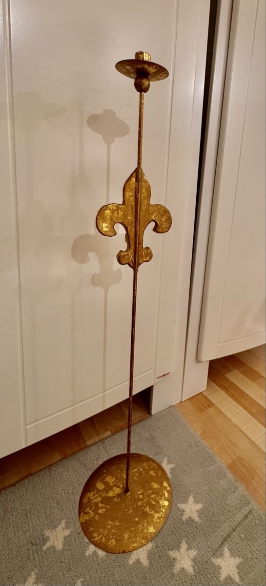 Kerzenständer: Kerzenständer Fleur-de-Lys goldfarben – Gebraucht aus Forch von Tchoupitoulas 2