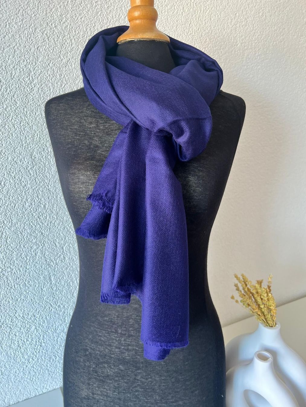 Foulard & Sciarpe: Châle  en cachemire – Violet profond – Nuovo e nell'imballaggio originale da La Chaux-de-Fonds venduto da Luxary.25cachmirepro 2