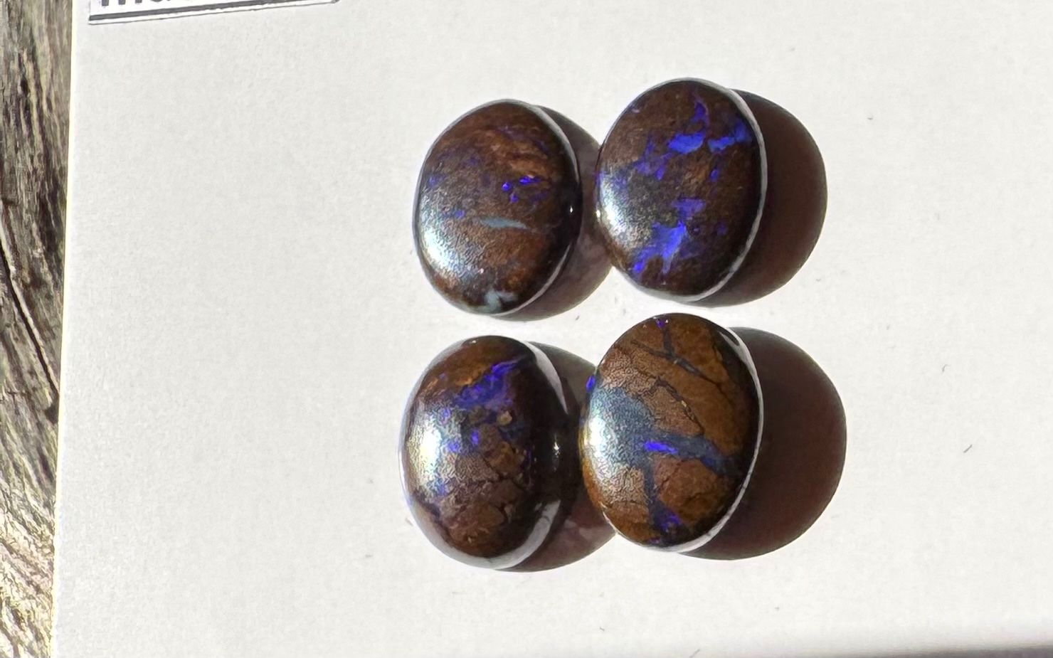 Fossili: Opale - 4 Stk Boulder Opal - Cabochons, BLAU!!!  TOP – Nuovo e nell'imballaggio originale da Leuggern venduto da gemshow 1