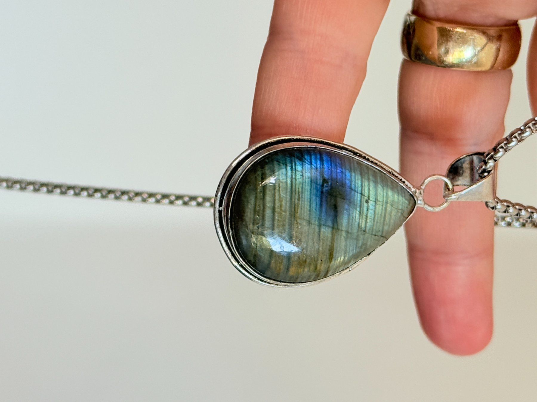 Catenine: Pendentif Labradorite forme goutte neuf – Nuovo e nell'imballaggio originale da Genève venduto da AWWA 3