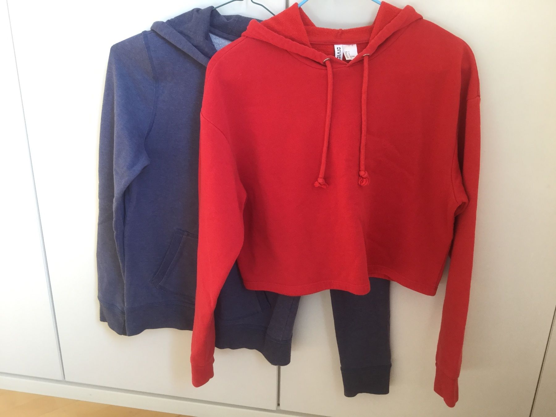 H&M Maglioni & Felpe: H&M red Sweater S + Oxylane blue Sweater S – Usato da Zürich venduto da Sophie0569
