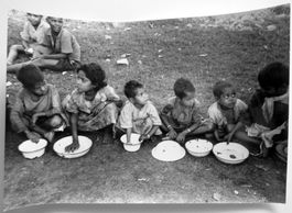 Erh. Hürsch: 3 Fotos um 1975, Indien (VII), warten auf Essen