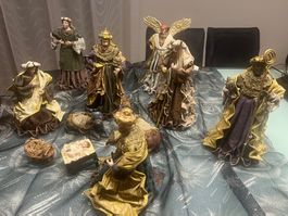 Weihnachtsfiguren mit prächtigen Gewändern