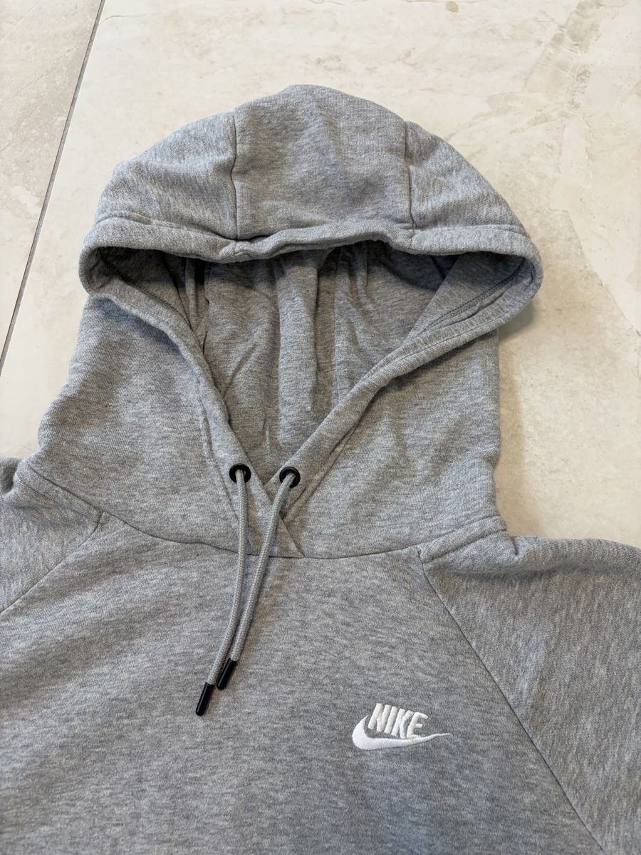 Nike Pulls & Sweat-shirts: Nike Pullover Hellgrau – D'occasion à Bronschhofen par elvis75. 1
