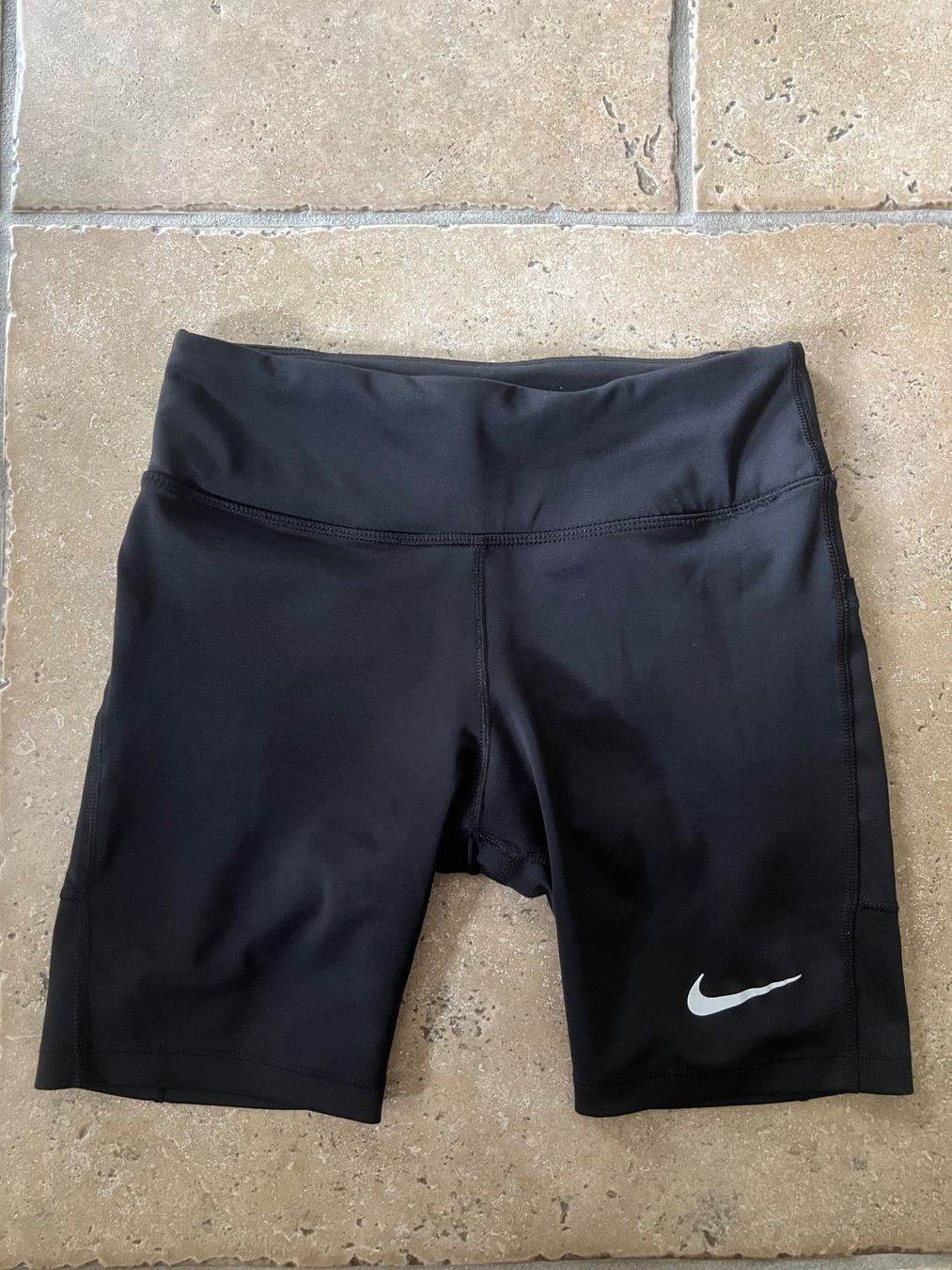Nike Pantaloni: Nike Shorts – Nuovo (secondo la descrizione) da Wabern venduto da ael_b2lh