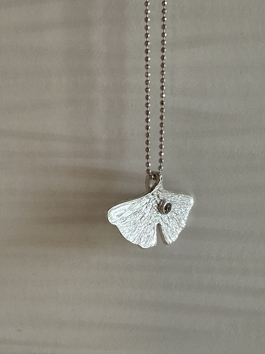 Ciondoli: Ginkoblatt Anhänger inkl. Silberkette – Nuovo e nell'imballaggio originale da Niederglatt ZH venduto da Silberschmuck-design 1