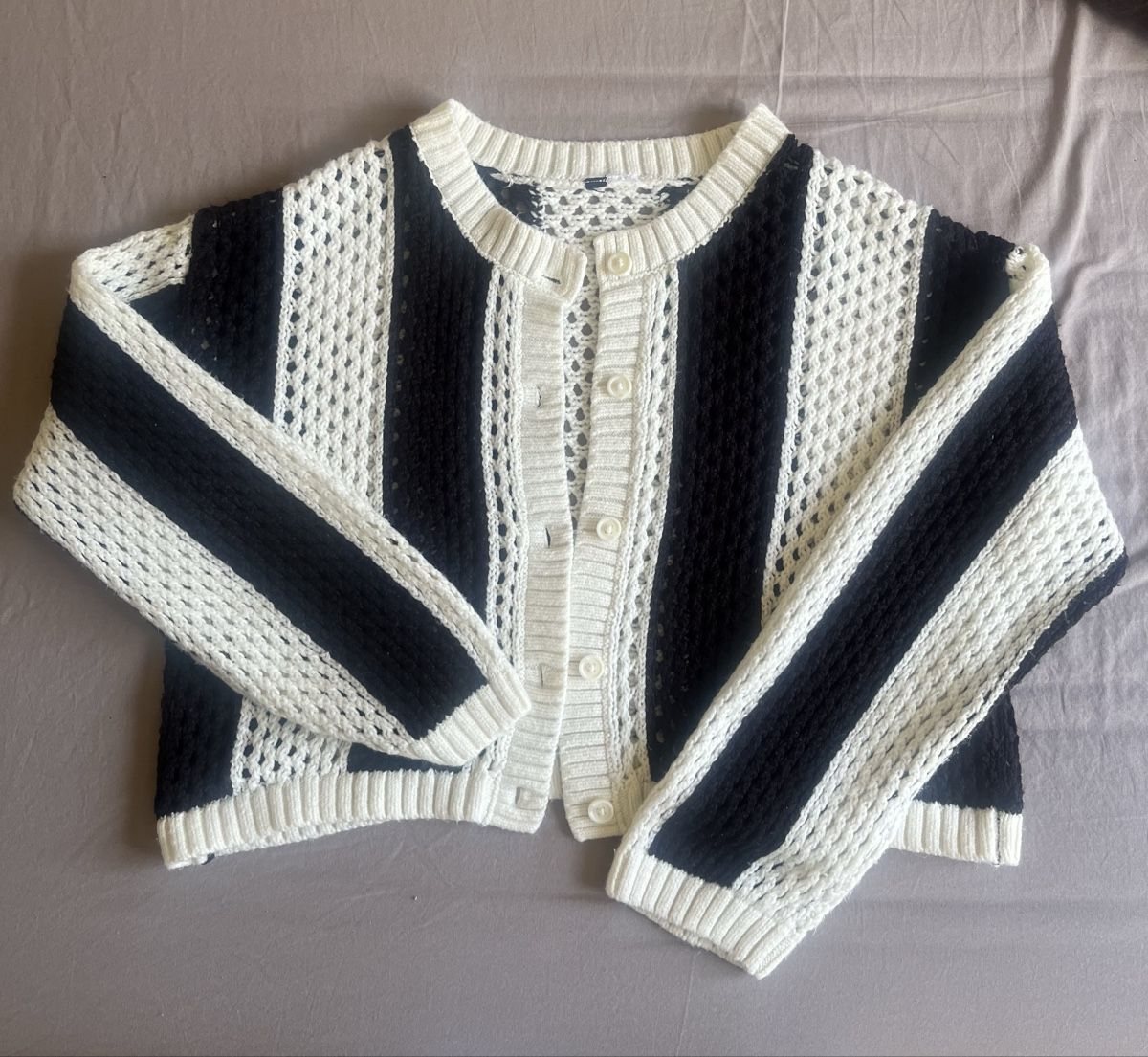 H&M Giacche: Gestrickter Cardigan, Schwarz-Weiss gestreift – Usato da Luzern venduto da janine_l