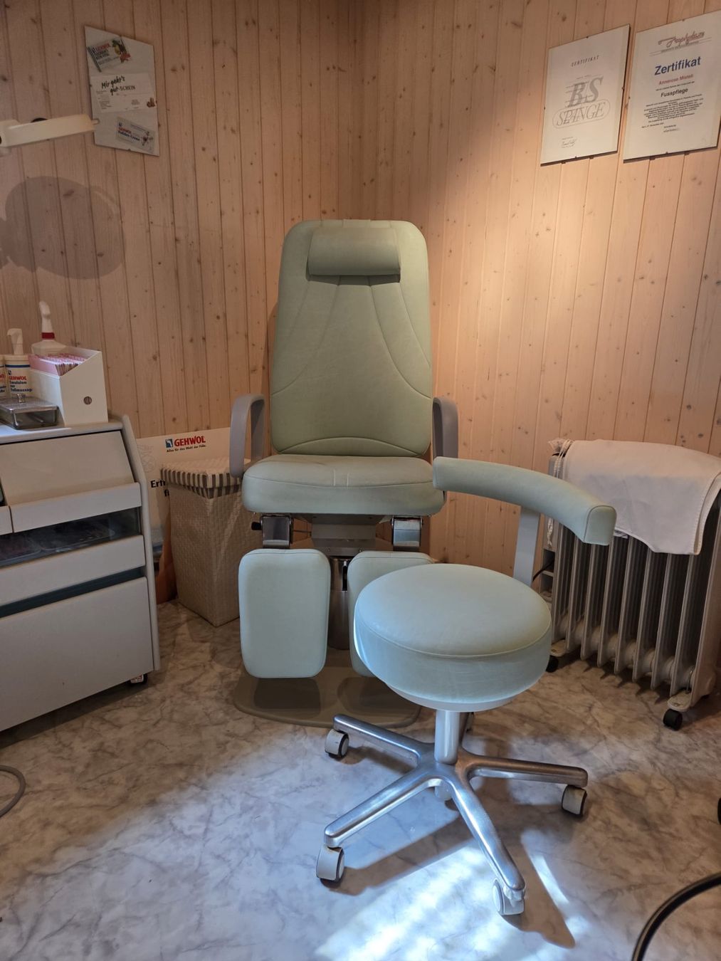 Lettini & sedie per cosmetici: Fusspflege Studio  Komplett – Usato da Derendingen venduto da iven70