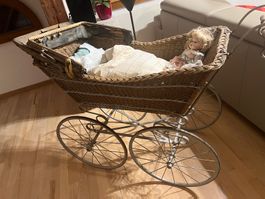 Antiker Kinderwagen aus Weidengeflecht gebraucht