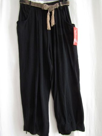 Gr. 48/56, leichte Hose in Schwarz mit Gürtel und Taschen
