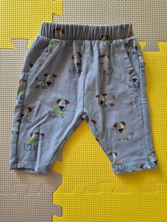 Hellblaue Babyhose mit Hundmuster in Gr. 62