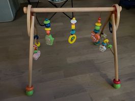 Farbiger Spielbogen aus Holz mit Tierfiguren