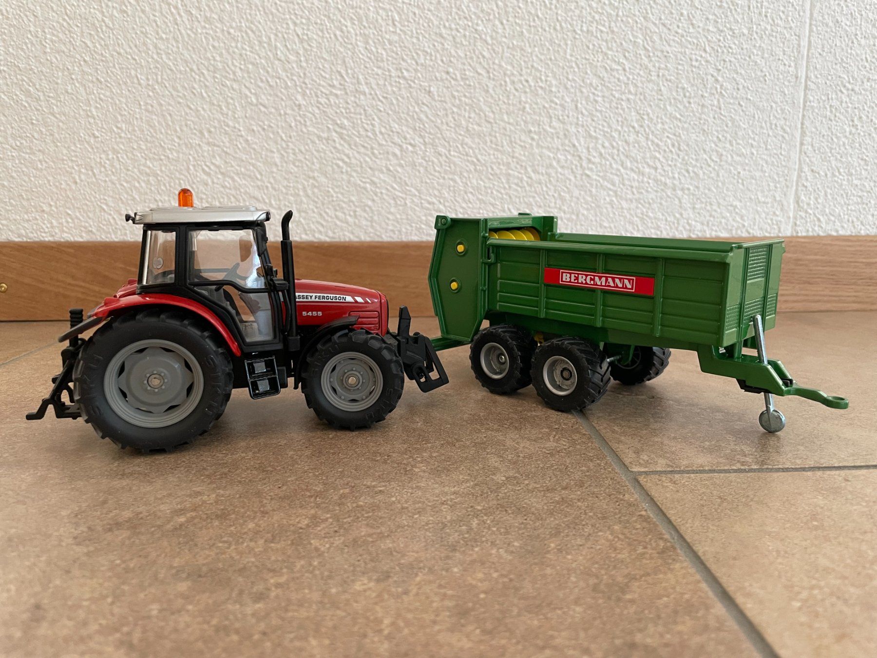 Massey Ferguson Trattori: SIKU Massey Ferguson 5455 mit Bergmann – Nuovo e nell'imballaggio originale da Kreuzlingen venduto da Stefan1150 2