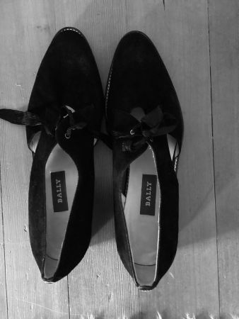 elegante schwarze Bally-Schuhe mit Schleife