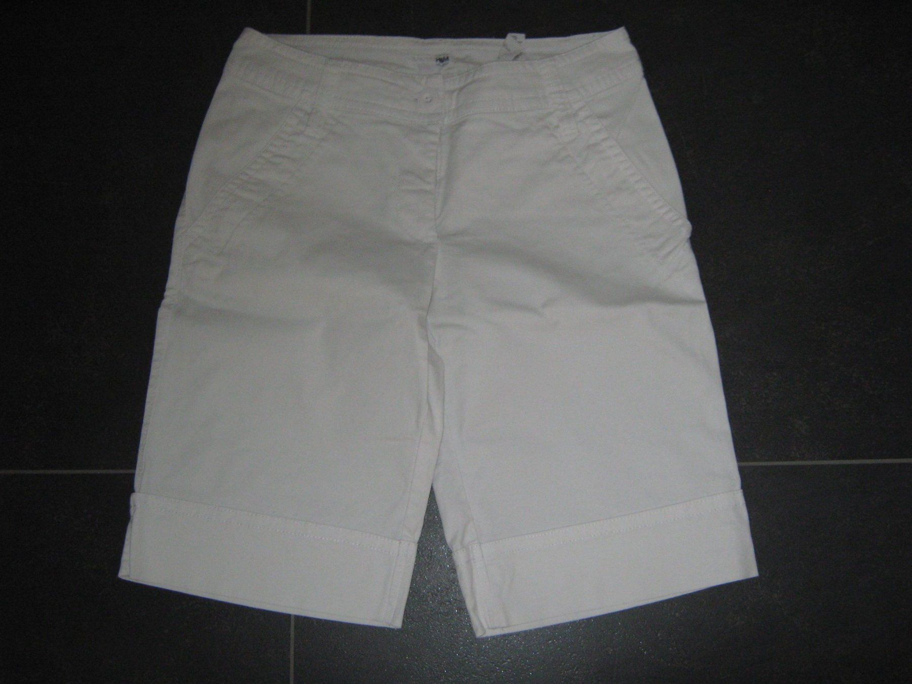 Hosen: 3 Damen Shorts, Grösse 36 – Gebraucht aus Niederweningen von sho_mb8y 1