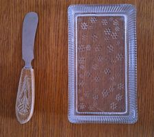 Schönes altes Buttermesser und Butter-Glasschale