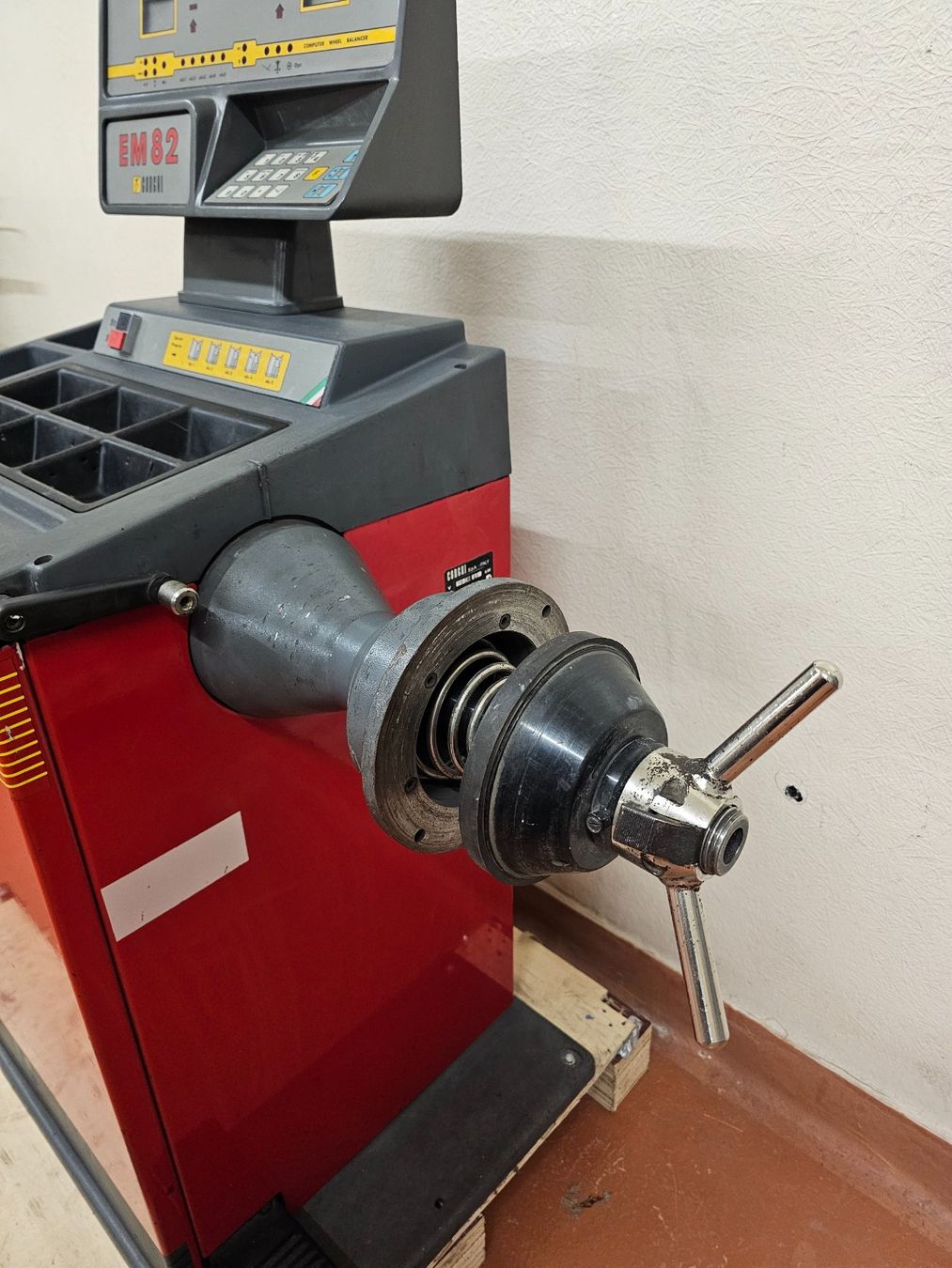Corghi Tutte le macchine: Auswuchtmaschine Corghi EM82 – Usato da Kiesen venduto da dreamVan 6