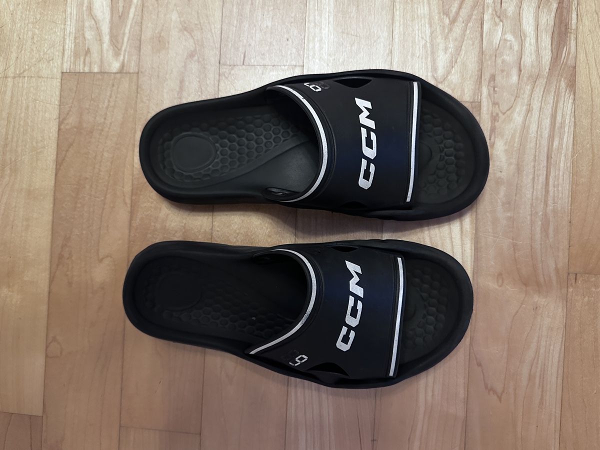 Flipperkästen: CCM Slippers 39 – Gebraucht aus Zürich von Misus.Flohmi