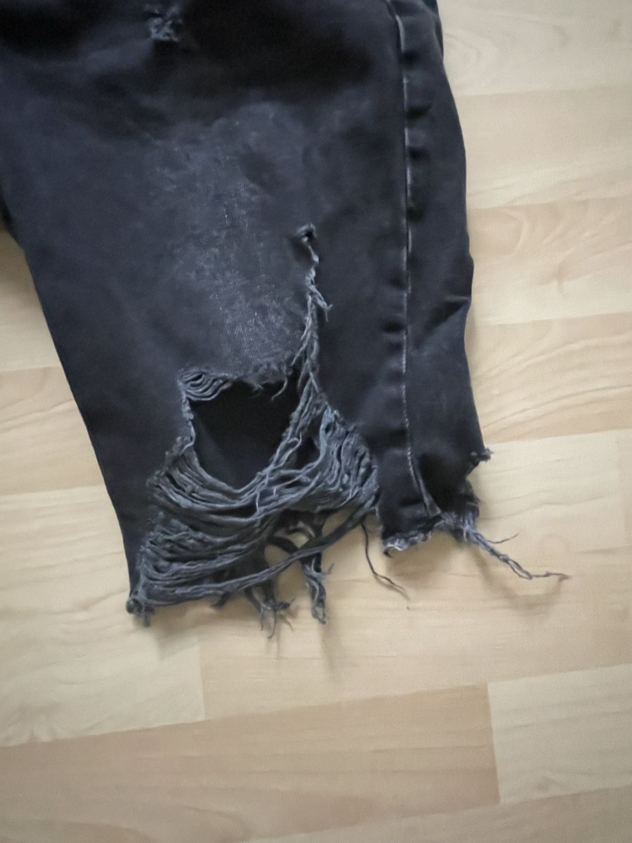 Jeans: Schwarze Destroyed Jeans Shorts Gr. 28 – Usato da Langendorf venduto da PetLuna 1